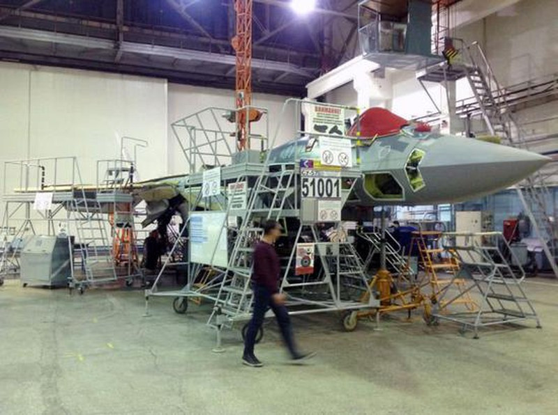 Ông Manturov cũng cho biết thêm, trong năm 2023, dây chuyền lắp ráp Su-57 đã được tinh chỉnh và hoạt động hiệu quả, tạo điều kiện thuận lợi cho khối lượng sản xuất hàng loạt máy bay. Các biện pháp toàn diện đã được đưa ra để giải quyết các điểm nghẽn, không chỉ ở bộ phận lắp ráp cuối cùng mà còn trong toàn bộ quy trình sản xuất.