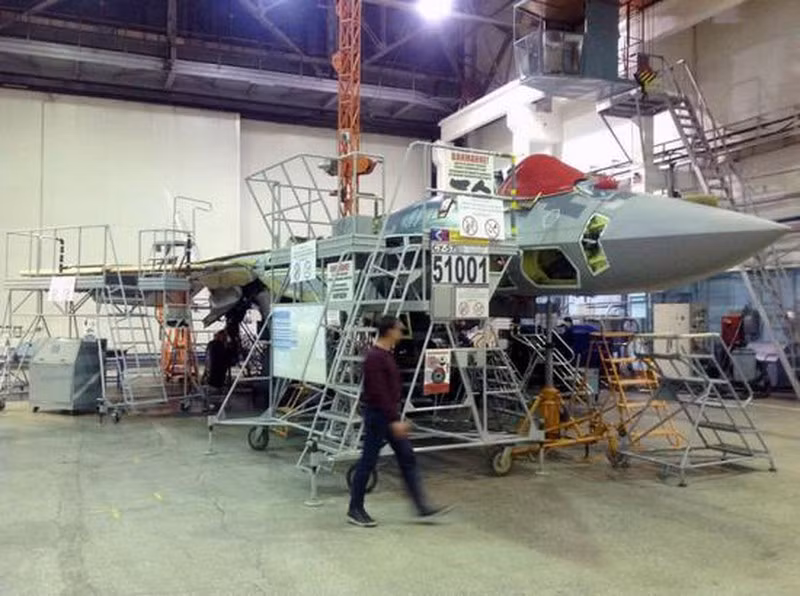 Ông Manturov cũng cho biết thêm, trong năm 2023, dây chuyền lắp ráp Su-57 đã được tinh chỉnh và hoạt động hiệu quả, tạo điều kiện thuận lợi cho khối lượng sản xuất hàng loạt máy bay. Các biện pháp toàn diện đã được đưa ra để giải quyết các điểm nghẽn, không chỉ ở bộ phận lắp ráp cuối cùng mà còn trong toàn bộ quy trình sản xuất.