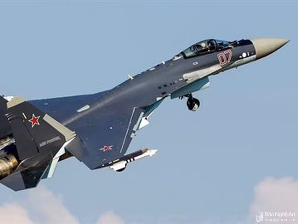 Su-35S sử dụng động cơ vectơ lực đẩy ba chiều, cho máy bay khả năng cơ động cực cao và tiết diện radar giảm xuống dưới một phần ba so với các máy bay có kích thước tương tự như Su-27 hoặc F-15.