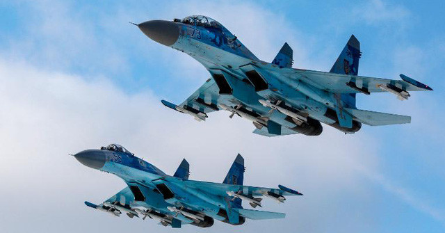 Chiến đấu cơ Su-27 là loại máy bay hiện đại nhất của Không quân Ukraine, được kế thừa từ Quân đội Liên Xô; khi đó được coi là loại máy bay chiến đấu có khả năng tốt nhất ở châu Âu. Nhưng cũng giống như cường kích Su-24, do không được hiện đại hóa, nên đã hạn chế khả năng chiến đấu của nó.