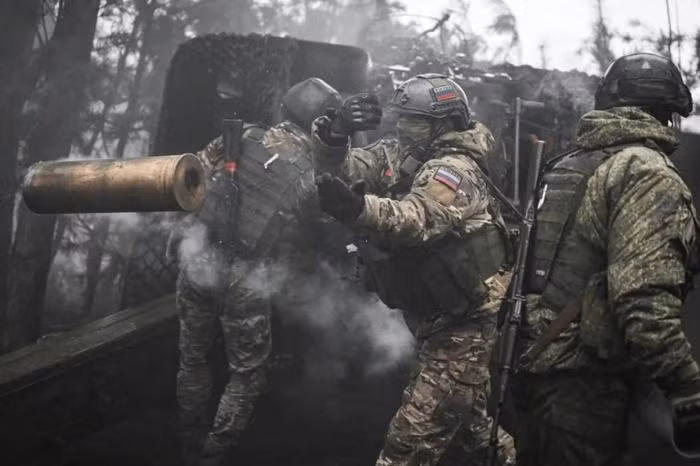 Nguyên nhân dẫn đến sự rút lui nhanh chóng của quân Ukraine trên hướng mặt trận nam Donetsk thực ra rất đơn giản. Ba cụm quân của Quân đội Nga gồm, Cụm quân Trung tâm, Cụm quân phía Nam, Cụm quân phía Đông đều đang chiến đấu trên tuyến này.