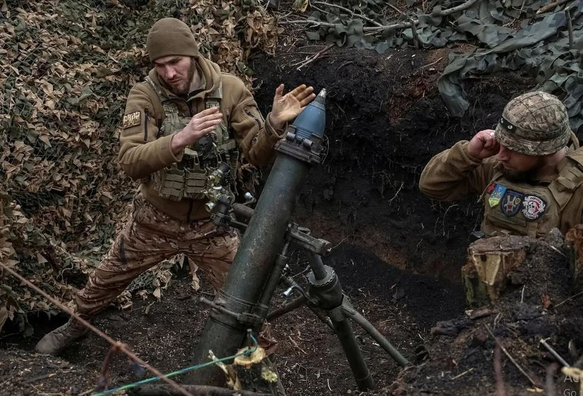 Nhưng vấn đề là 27.000 binh sĩ tinh nhuệ và lính đánh thuê ở mặt trận Kursk đã bị tổn thất một cách oan uổng, khi Bộ Tổng tham mưu Quân đội Ukraine phải tung tới 9 lữ đoàn vào hướng mặt trận này, nhằm thực hiện kế “vây Ngụy cứu Triệu” và làm con bài mặc cả với Moscow trong các cuộc đàm phán sau này.