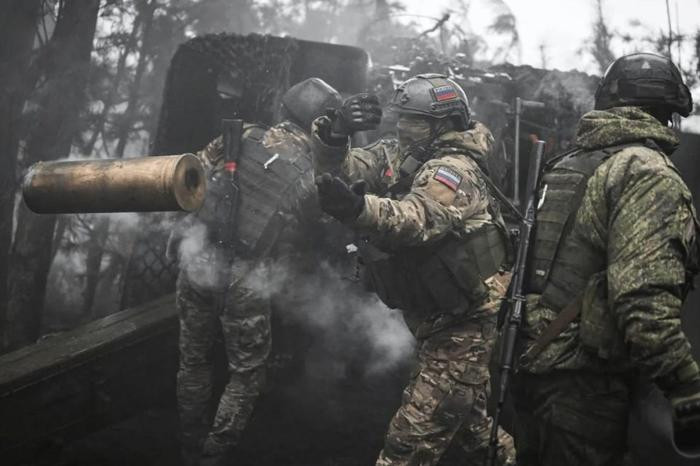 Nguyên nhân dẫn đến sự rút lui nhanh chóng của quân Ukraine trên hướng mặt trận nam Donetsk thực ra rất đơn giản. Ba cụm quân của Quân đội Nga gồm, Cụm quân Trung tâm, Cụm quân phía Nam, Cụm quân phía Đông đều đang chiến đấu trên tuyến này.