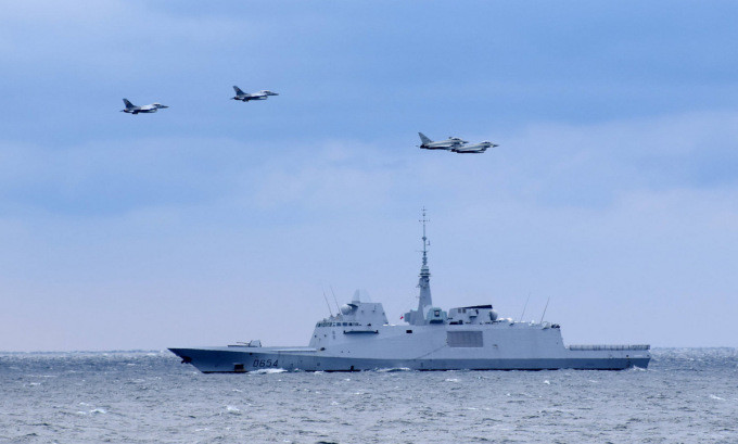 Ông Stoltenberg lưu ý rằng, một số quốc gia thành viên NATO đã thông báo, họ sẽ tăng cường triển khai lực lượng sắp tới đến giáp biên giới Nga, bao gồm Đan Mạch sẽ gửi một tàu khu trục nhỏ đến Biển Baltic và bốn máy bay chiến đấu đến Lithuania, để hỗ trợ sự hiện diện lâu dài của NATO trong khu vực tuần tra chung.