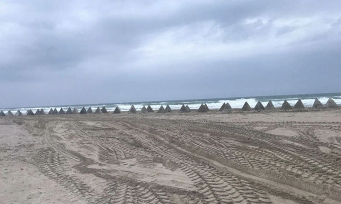 Về vấn đề này, phía Nga “có vẻ bình tĩnh”. Không có lý do nào khác, quân đội Nga được triển khai trên tuyến đầu ở chiến trường Ukraine vẫn chưa trải qua đợt huy động quy mô lớn. Chưa kể những trận địa phòng ngự của quân Nga, được bảo vệ bằng các bãi mìn dày đặc của họ. Ảnh: Militaria. 