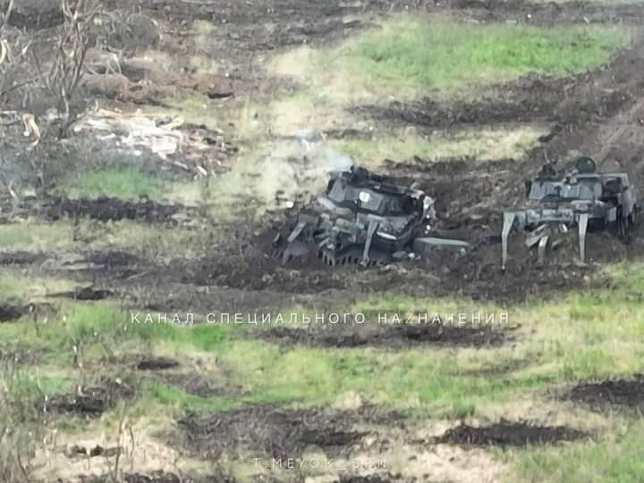 Ukraine cũng đang nỗ lực tìm cách đối phó với các chướng ngại vật và mìn của Nga. Phương Tây đã cung cấp nhiều loại xe phá mìn chuyên dụng Leopard 2R, được trang bị lưỡi cày phá mìn. Ảnh: SPN. 