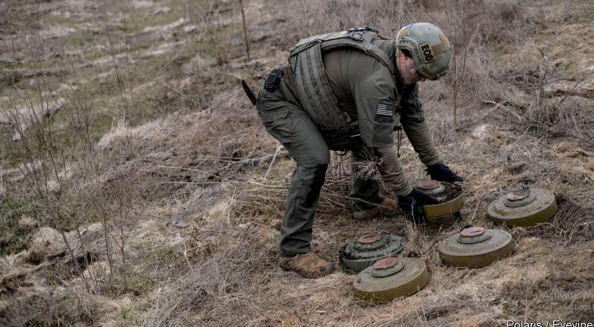 Loại mìn chống tăng kiểu cũ được phát triển và sản xuất hàng loạt từ thời Liên Xô này, đã được sử dụng rộng rãi trong cuộc xung đột Nga-Ukraine, làm một số lượng lớn xe tăng và xe bọc thép của cả hai bên đã bị phá hủy và hỏng hóc. Ảnh: Pinterest. 