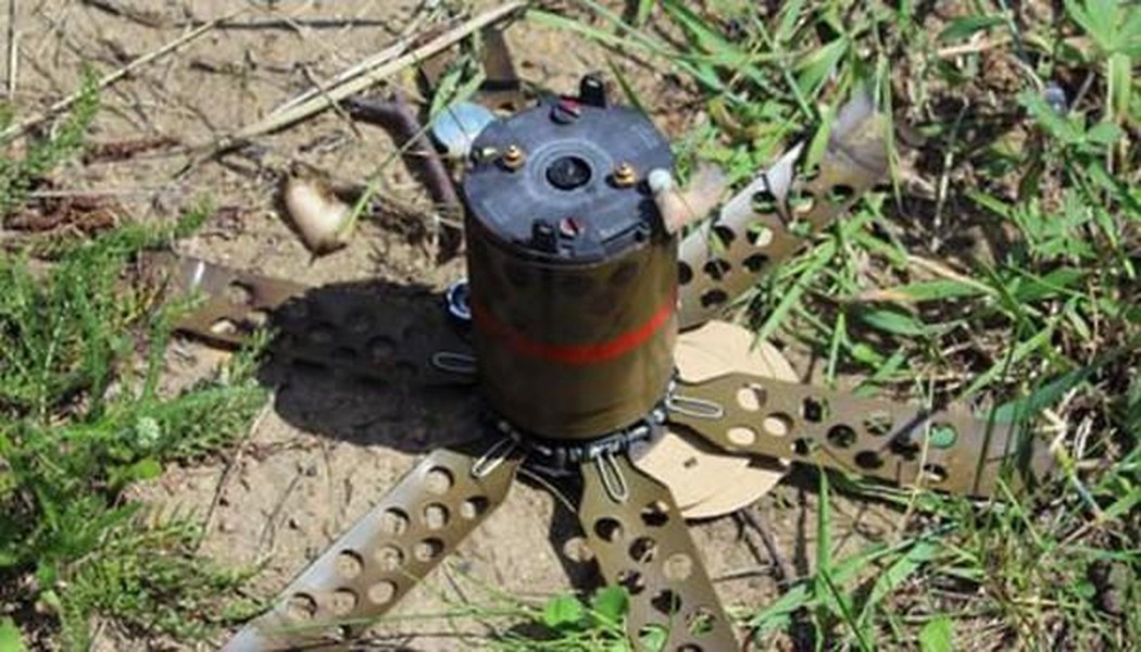 Ngược lại, xe rải mìn tầm ngắn "Tick", sử dụng khung gầm xe tăng T-72 có khả năng cơ động chiến trường tốt hơn và nó có thể mang tới 270 quả mìn. Hệ thống này có thể rải mìn sát thương thông minh POM-3 được trang bị đầu đạn “nhảy”, có thể bắn trúng mục tiêu trong phạm vi 8-12 mét. Ảnh: Military.