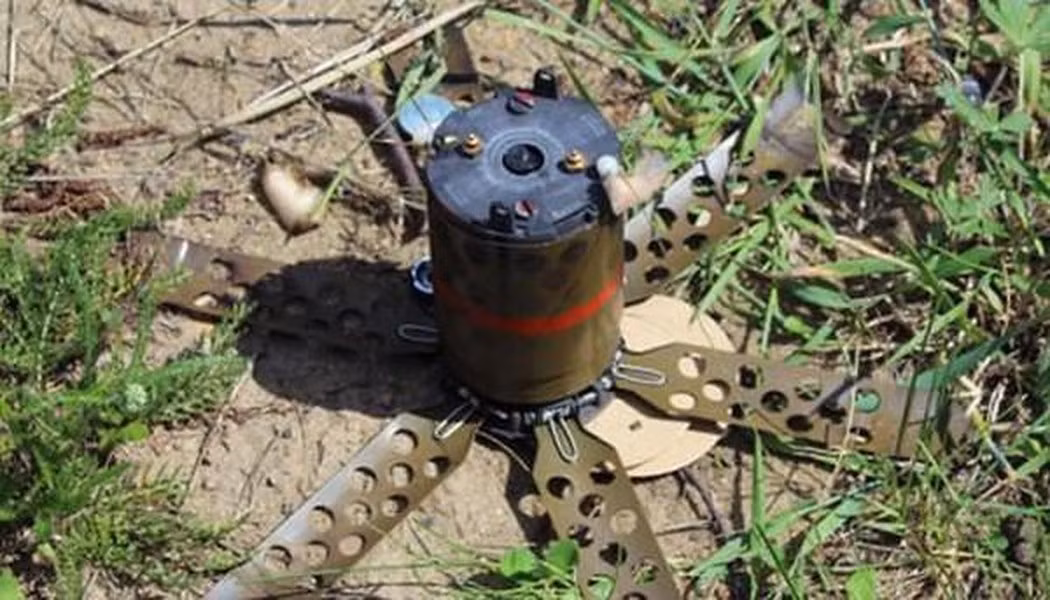 Ngược lại, xe rải mìn tầm ngắn "Tick", sử dụng khung gầm xe tăng T-72 có khả năng cơ động chiến trường tốt hơn và nó có thể mang tới 270 quả mìn. Hệ thống này có thể rải mìn sát thương thông minh POM-3 được trang bị đầu đạn “nhảy”, có thể bắn trúng mục tiêu trong phạm vi 8-12 mét. Ảnh: Military.