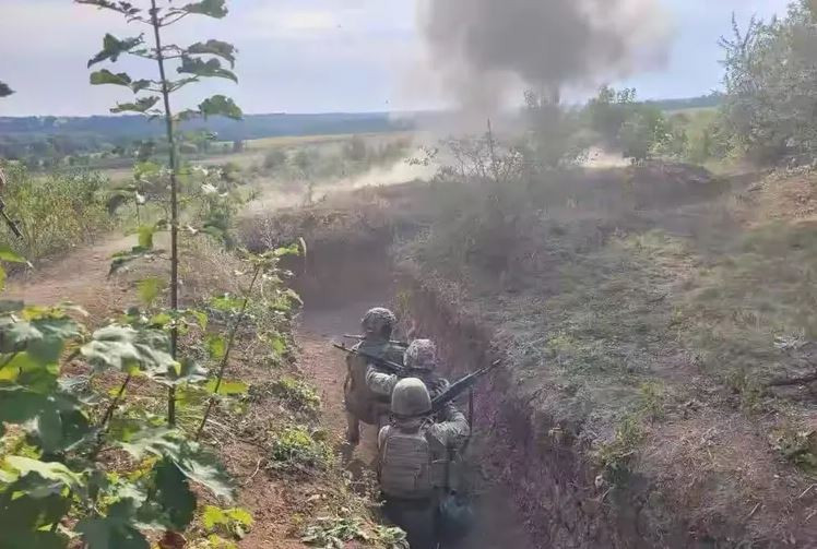 Hiện Lữ đoàn bộ binh cơ giới số 22 của Quân đội Ukraine đang tấn công Veliko Soldatskoye, trong khi Lữ đoàn bộ binh cơ giới hóa số 88 và Lữ đoàn bộ binh cơ giới hóa số 61 của Quân đội Ukraine vẫn đang truy quét số quân Nga còn lại ở thị trấn Suja và chặn quân tiếp viện của Nga ở Martinovka.