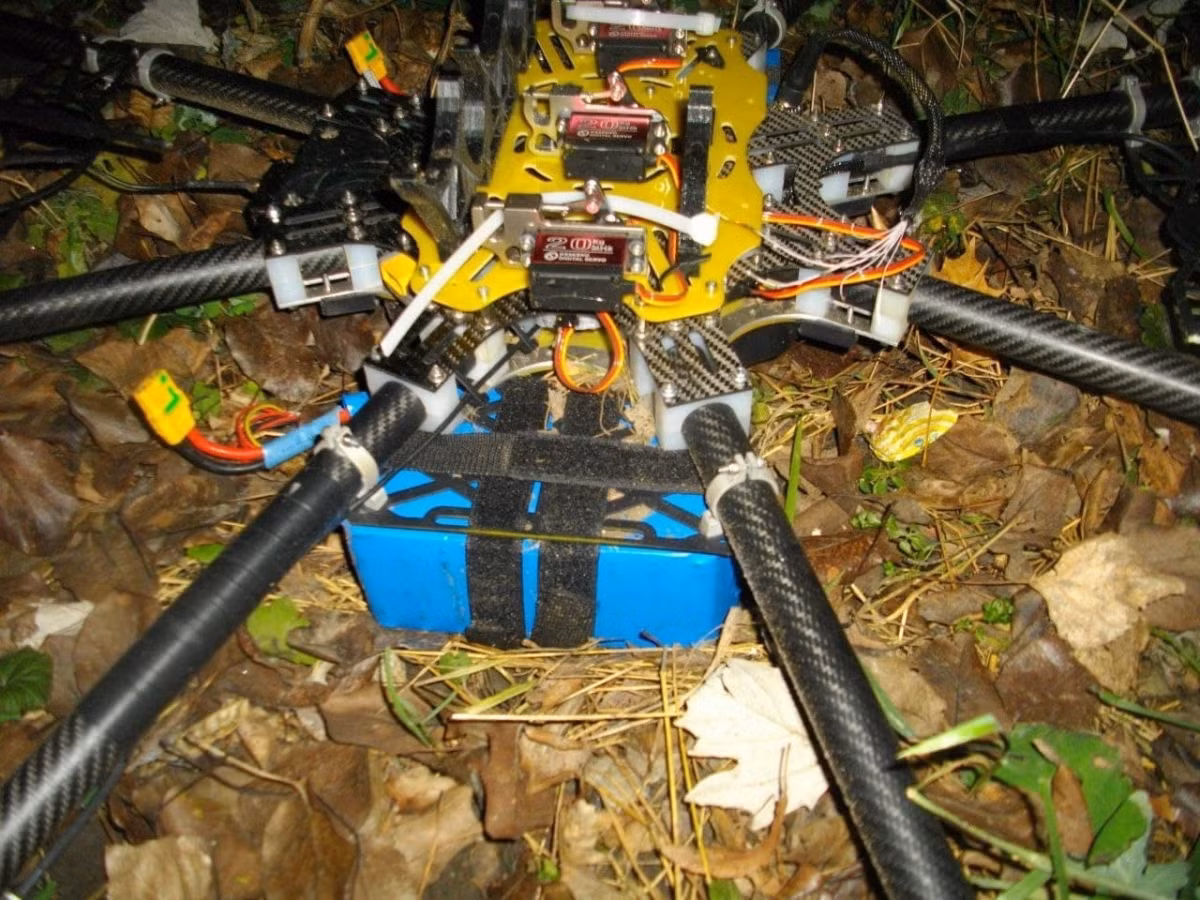 Theo thông tin do dân quân DPR cung cấp, loại máy bay không người lái “đáng tin cậy nhất” của Quân đội Ukraine là UAV R-18, mang theo 3 cơ số vũ khí; được cho là để thả xuống các vị trí đóng quân của DPR. Tuy nhiên, UAV R-18 đã bị radar của lực lượng dân quân phát hiện và ép hạ cánh thành công, bằng hệ thống tác chiến điện tử.