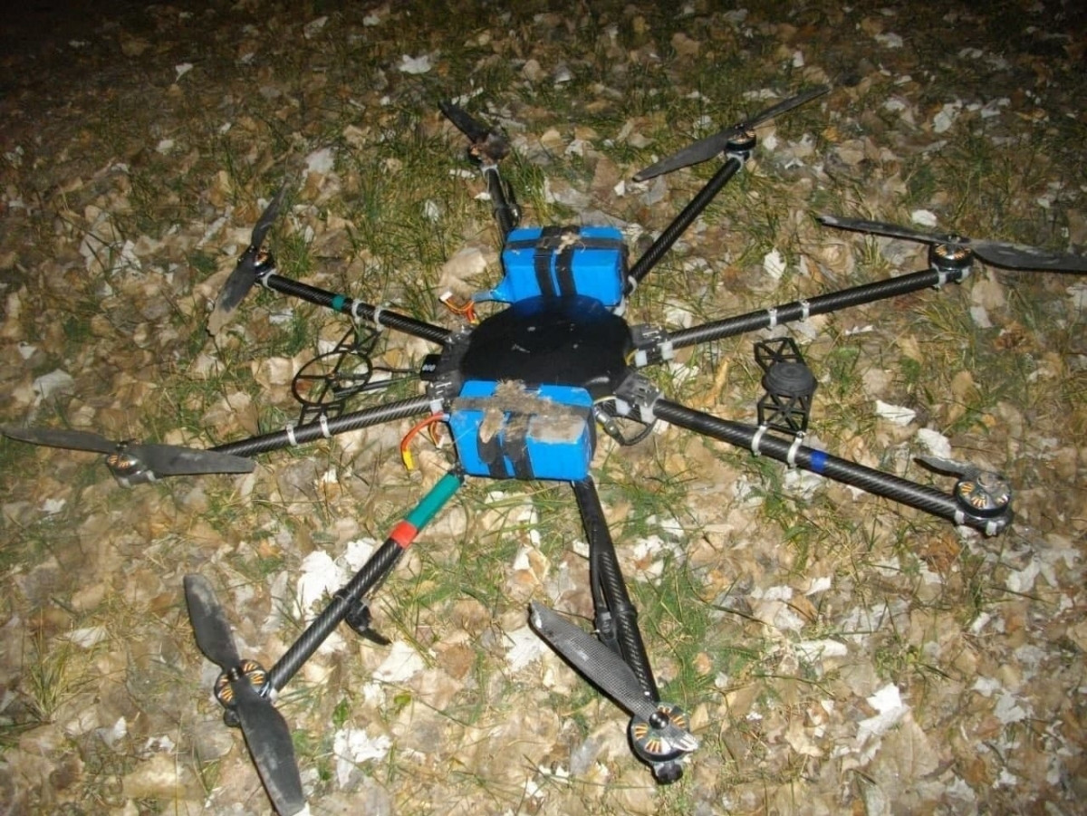 Trong bức ảnh được đưa lên mạng xã hội sau đó, người xem có thể thấy chiếc UAV của Ukraine, trên đó có 3 khối thuốc nổ đã được tháo ra. Do bị ép hạ cánh, nên chiếc UAV R-18 không hề bị hư hỏng và có thể được lực lượng dân quân DPR sử dụng lại, để tiến công vào các vị trí của Quân đội Ukraine.