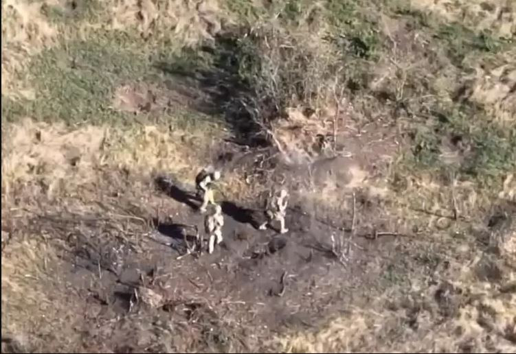 So với chiến thuật làn sóng người, chiến thuật tiến công cấp trung đội sẽ giảm đáng kể tổn thất, nhưng tổn thất vẫn rất cao. Tuy nhiên các lực lượng này khi tấn công, được sự yểm trợ tối đa của hỏa lực pháo binh, không quân; nên chính lực lượng phòng ngự Ukraine mới là bên chịu thiệt hại nhiều hơn.