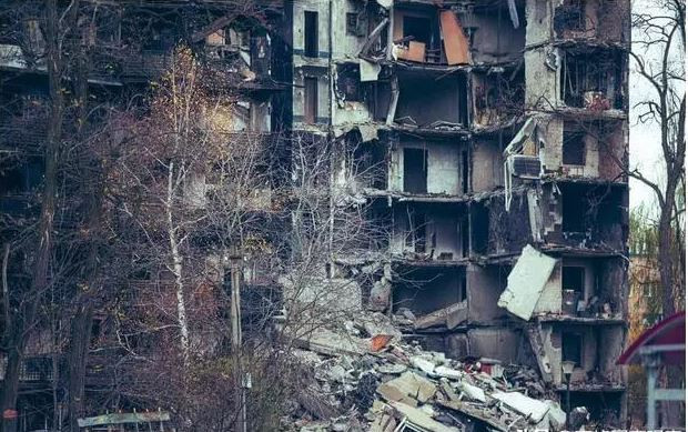 OSINT cho rằng, trước những yếu tố bất lợi như tổn thất lớn và thời tiết xấu, quân đội Nga vẫn sử dụng các nguồn lực sẵn có để tăng cường tấn công vào Avdiivka, bao gồm bộ binh, pháo binh và bom dẫn đường, nhưng không sử dụng nhiều xe tăng, xe chiến đấu bộ binh. 