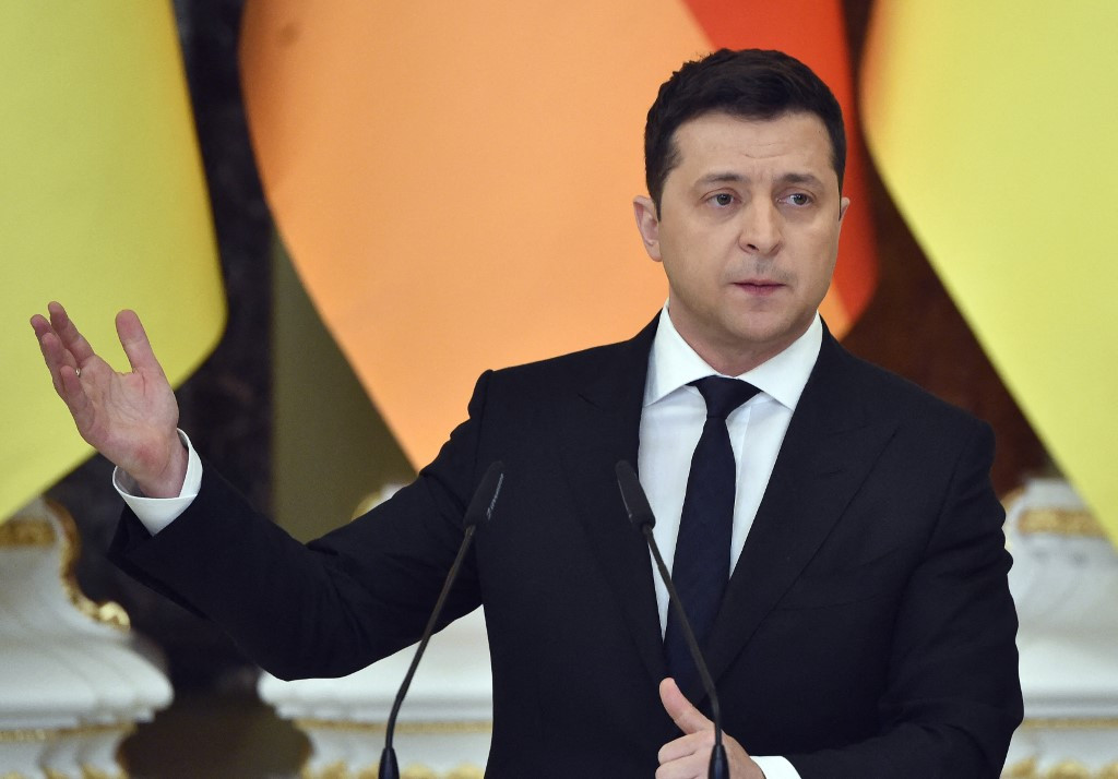 Trước tình hình trên, khiến Tổng thống Ukraine Volodymyr Zelensky trước đó cũng đã có bài phát biểu trên truyền hình, yêu cầu các nhà lập pháp nước này phải về nước trong vòng 24 giờ, nếu không sẽ phải đối mặt với hậu quả nghiêm trọng.