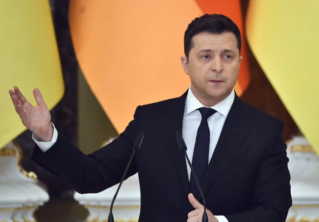 Trước tình hình trên, khiến Tổng thống Ukraine Volodymyr Zelensky trước đó cũng đã có bài phát biểu trên truyền hình, yêu cầu các nhà lập pháp nước này phải về nước trong vòng 24 giờ, nếu không sẽ phải đối mặt với hậu quả nghiêm trọng.