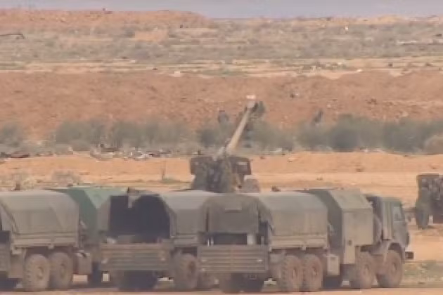 Cũng theo thông tin của truyền thông Nga ghi nhận, Quân đội Ukraine đã chuyển ít nhất 27 khẩu pháo xe kéo 152 mm MSTA-B và Hyacinth-B đến khu vực leo thang bằng đường sắt.