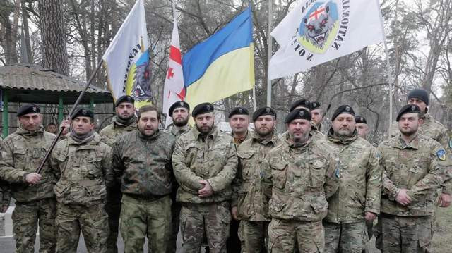 Đảm nhiệm phòng ngự tại Marinka là Lữ đoàn bộ binh cơ giới 54 của Quân đội Ukraine. Trước đó vào tháng 12/2014, Quân đội Ukraine đã chuyển 1 tiểu đoàn từ Lữ đoàn bộ binh cơ giới độc lập 24 và Lữ đoàn xe tăng độc lập 17 làm nòng cốt, cộng thêm 1 tiểu đoàn vệ binh quốc gia, để thành lập Lữ đoàn bộ binh cơ giới 54 ngày nay.