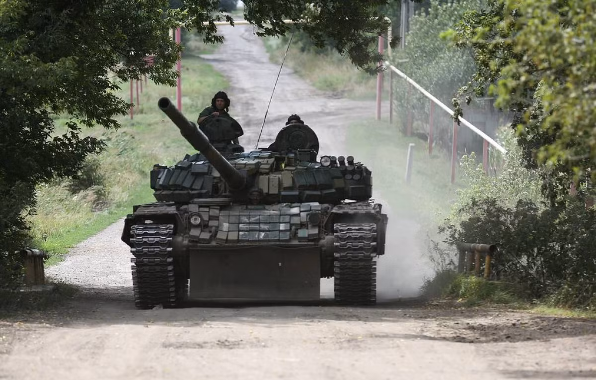 Marinka nằm sát thành phố Donetsk và nằm trên tuyến đường quan trọng, để quân đội Nga tiến sâu vào nội địa Ukraine, cũng như để kiểm soát sâu hơn khu vực Donbass. Quyền kiểm soát thị trấn nhỏ chỉ có 10.000 dân, đã được đổi chủ nhiều lần kể từ giữa tháng Ba. Theo phía Ukraine, quân đội Nga đã khởi động một đợt tấn công quy mô lớn mới kể từ cuối tháng Tư.
