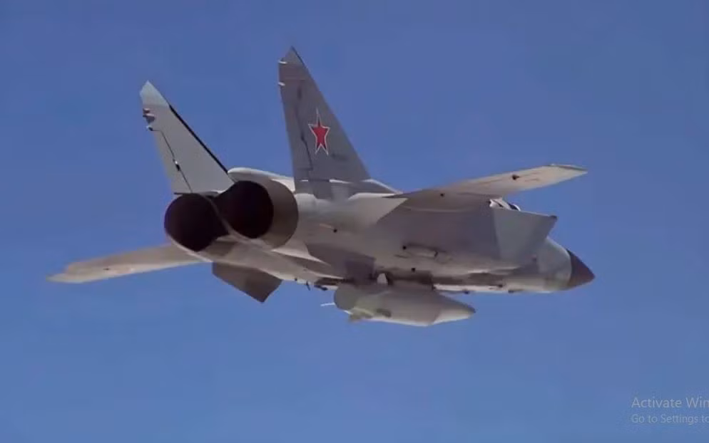 Tuy nhiên, đòn tập kích này một lần nữa nhấn mạnh tầm quan trọng của vũ khí siêu thanh trong chiến tranh hiện đại. Việc sở hữu những vũ khí như vậy, đồng nghĩa với việc có khả năng tấn công và xuyên phá mạnh mẽ hơn trên chiến trường. (Nguồn ảnh: Moscow Komsomolets, Ukrinform, CNN).