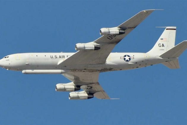 Còn cách đây vài giờ, cách cầu Kerch một đoạn ngắn, người ta đã nhìn thấy một chiếc máy bay kiểm soát và chỉ huy, quản lý chiến trường E-8C của Không quân Mỹ, tại lối vào eo biển Kerch; điều này làm dấy lên những lo ngại với Nga.