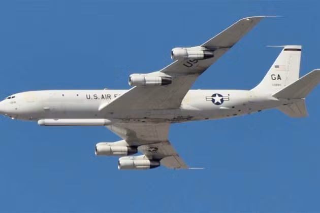 Còn cách đây vài giờ, cách cầu Kerch một đoạn ngắn, người ta đã nhìn thấy một chiếc máy bay kiểm soát và chỉ huy, quản lý chiến trường E-8C của Không quân Mỹ, tại lối vào eo biển Kerch; điều này làm dấy lên những lo ngại với Nga.