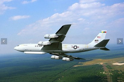 Máy bay E-8C có thể theo dõi phương tiện cơ giới dưới mặt đất và máy bay, thu thập hình ảnh, chuyển tiếp hình ảnh chiến thuật từ các sĩ quan chỉ huy ở mặt đất và trên không; ngoài ra còn được sử dụng để hỗ trợ cho các cuộc tấn công bằng tên lửa hành trình.