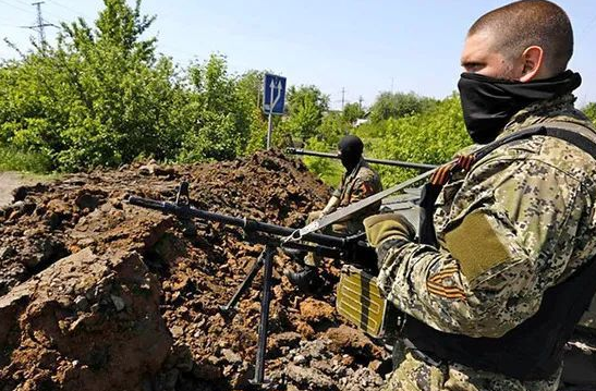 Về chiến lược trước mắt, Quân đội Ukraine sẽ phải chặn được Quân đội Nga trên vùng cao nguyên phía tây Bakhmut; đồng thời kiểm soát đường cao tốc M03. Nếu nhìn vào địa hình khu vực Donbass, sẽ thấy các thành phố Izyum, Lyman, Severodonetsk, Lisichansk và Slavyansk là những khu vực đồi núi với nhiều cao nguyên.