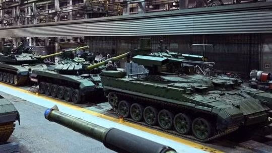 Theo một thông tin của Viện Dịch vụ Hoàng gia Anh (RUSI), Nga đã vượt trội hơn châu Âu trong việc mở rộng sản xuất quốc phòng kể từ khi chiến sự ở Ukraine bùng phát năm 2022. Một khi cỗ máy chiến tranh đáng sợ này chạy hết tốc lực, nó sẽ không thể bị ngăn chặn bởi một vài món vũ khí “nhỏ lẻ” của phương Tây.