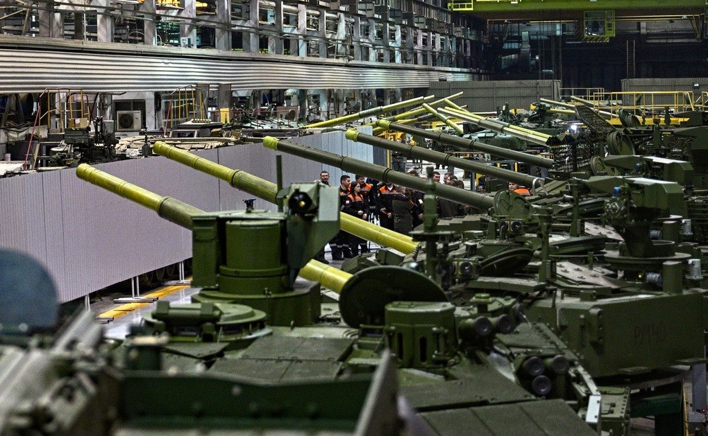 Khi Liên minh châu Âu thậm chí còn không thể gom đủ 500.000 viên đạn pháo, thì các nhà máy quốc phòng của Nga đã phải sản xuất ba ca. Nhà máy cơ khí Ural sản xuất hơn 100 xe tăng mỗi tháng và năng lực sản xuất đạn pháo của Nizhny Novgorod gấp đôi tổng năng lực sản xuất của NATO.