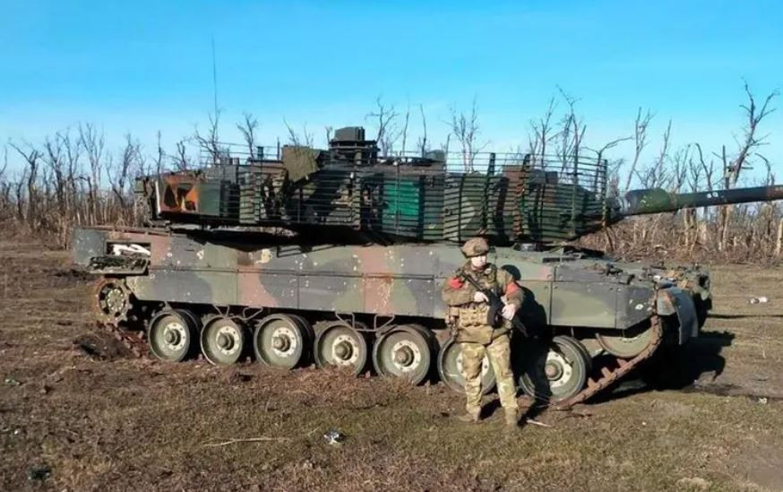 Tóm lại, hiện tại có một số mâu thuẫn về chiếc xe tăng Leopard 2A6 này của Ukraine. Nhưng Quân đội Nga ít nhất đã chiếm phương tiện này trong một khoảng thời gian nhất định, khi đó binh lính Nga mới tới gần để chụp ảnh.