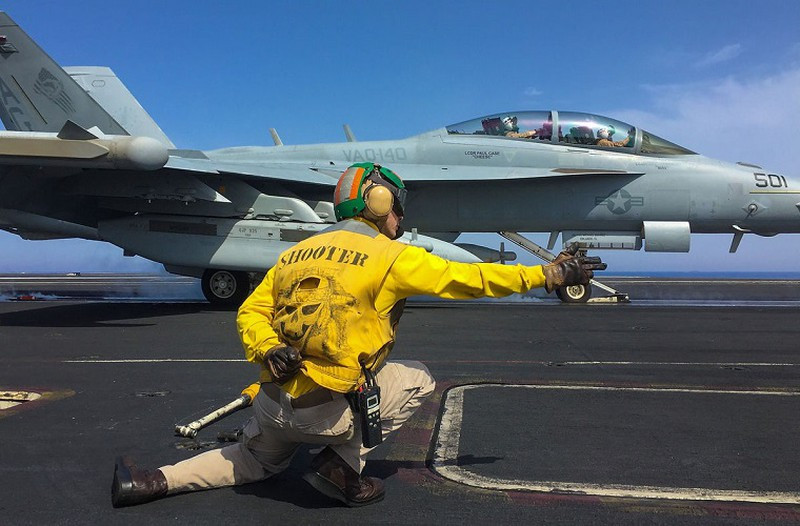 Cùng với đó là số máy bay trên hạm F/A-18 E/F Super Hornet, có bán kính tiến công 700km, có thể tiến công các mục tiêu trên bán đảo Crimea và lãnh thổ các nước cộng hòa tự xưng Donetsk và Lugansk. Đây là những vũ khí có thể trực tiếp tiến công Quân đội Nga và lực lượng dân quân thân Nga. Nguồn ảnh: Flickr.