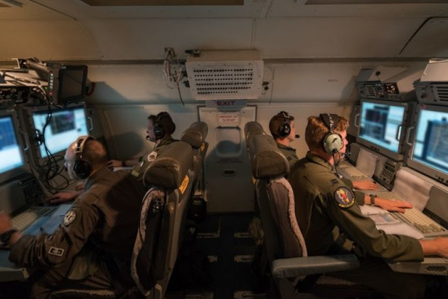 Một trong hai chiếc máy bay E-8 JSTARS, đã thực hiện trinh sát vào sâu trong lãnh thổ của DPR và LPR, và rất có thể là cả ở các vùng biên giới của Nga; trong khi chiếc máy bay thứ hai rõ ràng là nhằm vào Crimea.