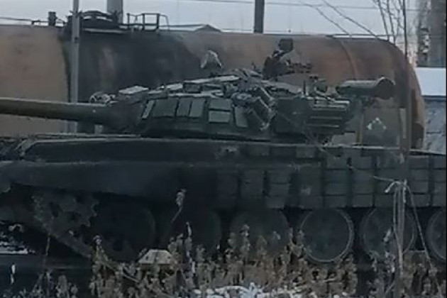 Việc Quân đội Nga chuyển vũ khí đến biên giới Ukraine được chứng minh qua các đoạn băng ghi hình, về quy mô họ chuyển nhiều loại vũ khí hạng nặng về phía biên giới Ukraine.