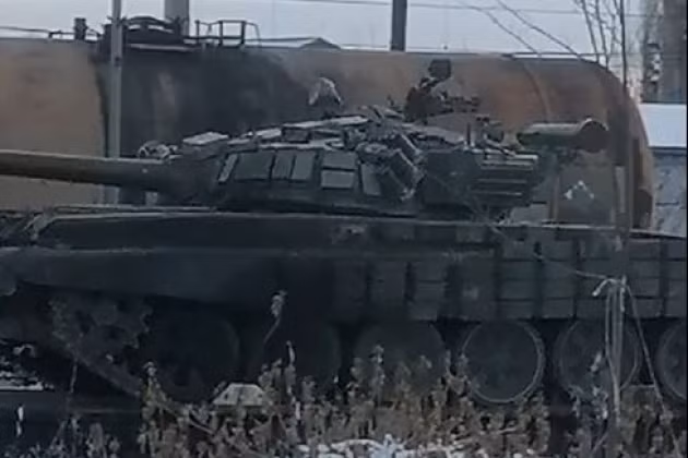 Việc Quân đội Nga chuyển vũ khí đến biên giới Ukraine được chứng minh qua các đoạn băng ghi hình, về quy mô họ chuyển nhiều loại vũ khí hạng nặng về phía biên giới Ukraine.