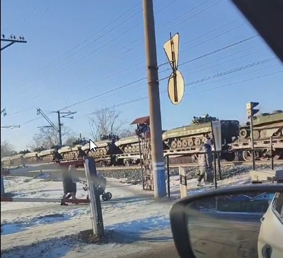 Trên đoạn video được đưa lên mạng xã hội, người xem thể thấy quá trình vận chuyển xe tải quân sự, xe tăng, xe chiến đấu bộ binh, pháo binh và quân bằng các đoàn tàu hỏa và trên đường cao tốc, hướng đến khu vực biên giới giữa Ukraine và Nga.