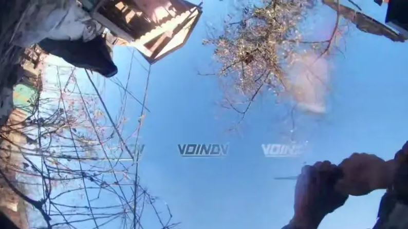 Nhìn vào phẩm chất chiến đấu và trang bị của người lính Ukraine này, anh ta có lẽ không phải là một người lính mới được tuyển dụng. Tuy nhiên, người lính Yakut Nga đã đối đầu với anh ta, trong một trận chiến tay đôi sinh tử, rõ ràng có kỹ thuật cận chiến tốt hơn và giành chiến thắng.