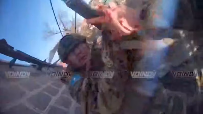 Đối với những người lính Ukraine, thật đáng tiếc khi anh ta trong thế chủ động, nhưng đã biến thành thế bị động và không thể chống trả được khi bị lính Nga cận chiến. Hành động người lính Nga nhanh chóng thoát ra ngoài, đóng cửa để tránh sát thương từ quả lựu đạn, mà người lính Ukraine ném vào trong nhà; điều này cho thấy người lính Nga được huấn luyện hết sức bài bản.