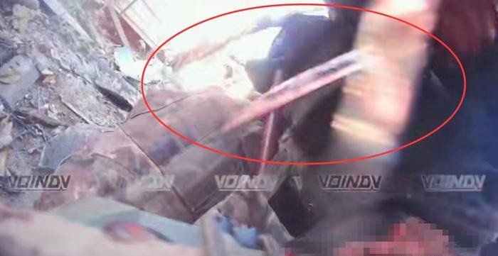 Đánh giá qua hình chữ V trên ngực, người lính Nga có thể đến từ vùng Yakutia. Vì vậy, trong phần bình luận của video về cuộc chiến, họ thường viết rằng anh ta chiến đấu không phải như sư tử hay hổ, mà giống như một con gấu Bắc Cực. Trong cuộc giao tranh, người lính Nga này cũng bị thương và hiện đang nằm viện.