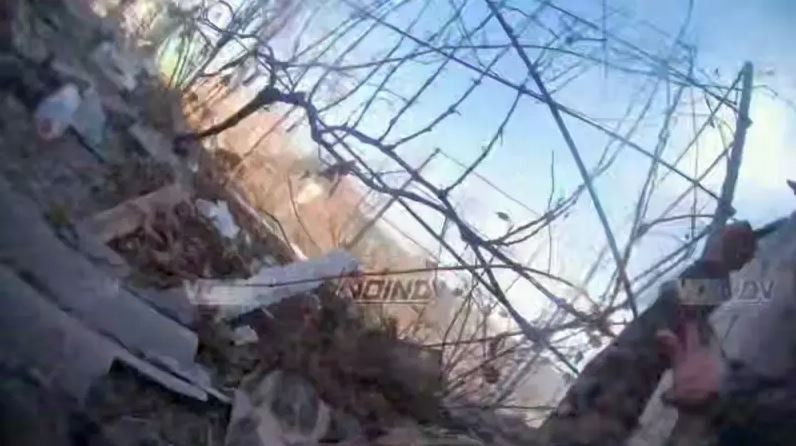 Điều này giống như cảnh trong bộ phim "Giải cứu binh nhì Ryan", khi ở đoạn cuối, người lính Đức đâm vào ngực người lính Mỹ. Câu hỏi đặt ra là người lính Ukraine này biết rõ trong nhà có quân Nga, nhưng sao chỉ có một mình anh ta, không có hỏa lực yểm trợ, không rõ tình hình, lại xông tới gần nhà?