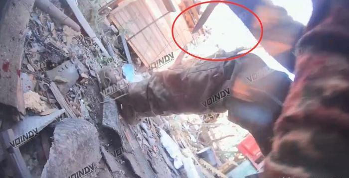 Tuy nhiên, thông tin về địa điểm diễn ra cuộc chiến lại khác nhau. Các nguồn tin Nga cho rằng đoạn phim được quay ở Trudovy ở phía nam Kurakhove vào mùa thu năm ngoái; trong khi đoạn phim của Ukraine được quay ở vùng Kursk.