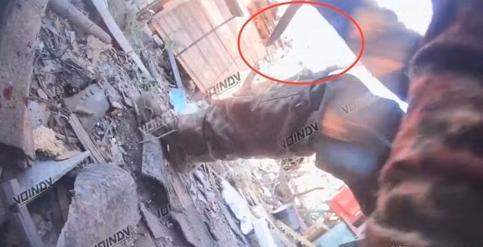 Tuy nhiên, thông tin về địa điểm diễn ra cuộc chiến lại khác nhau. Các nguồn tin Nga cho rằng đoạn phim được quay ở Trudovy ở phía nam Kurakhove vào mùa thu năm ngoái; trong khi đoạn phim của Ukraine được quay ở vùng Kursk.