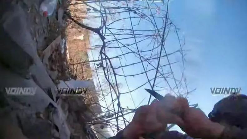 Có thể thấy trong video, người lính Ukraine này liên tục kêu gọi đồng đội tới cứu viện, nhưng anh ta đã không thể tới giải cứu. Những lời cuối cùng của anh là lời cầu xin đối thủ hãy để anh chết một mình: "Mẹ ơi, tạm biệt, xin hãy để con chết trong im lặng", "Đã đạt được điều bạn muốn rồi, để tôi lấy lại nhịp thở, đau quá". "Hãy để tôi chết, tôi muốn chết một mình, xin hãy đi đi. Lần này bạn là người lính giỏi nhất thế giới", "Tạm biệt".