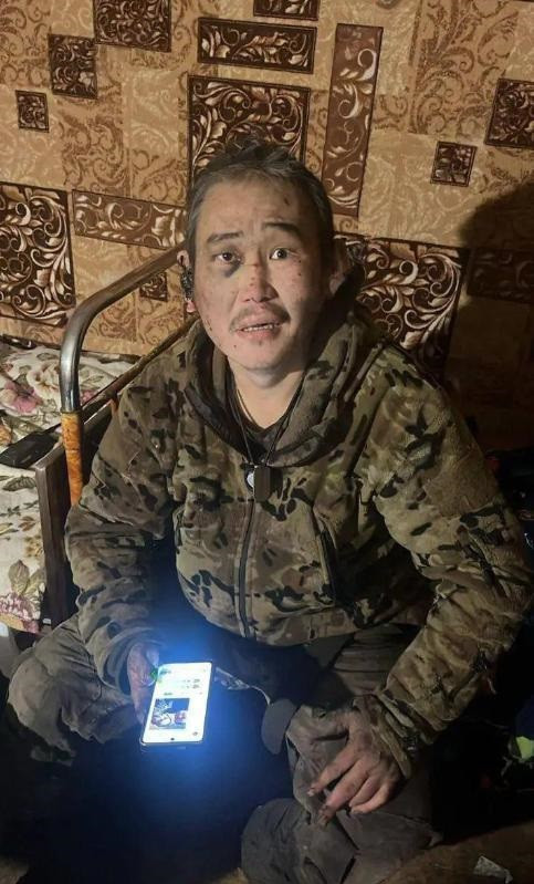 Người lính Nga này là quân của Lữ đoàn bộ binh cơ giới Cận vệ số 39 thuộc Tập đoàn quân miền Đông. Trong trận giao tranh trên, anh ta cũng đã bị con dao găm của lính Ukraine đâm vào vai và bị rách tai. Anh ấy vẫn đang phải điều trị trong bệnh viện và sức khỏe hiện trong tình trạng tốt.