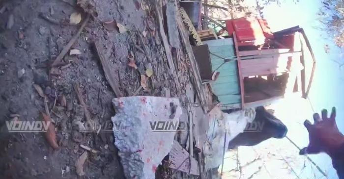 Người lính Ukraine nhận ra rằng mình đang thua và dường như đã hét lên với đồng đội của mình, kêu gọi đến giải cứu. Cuối cùng, người lính Ukraine bị đánh ngã xuống đất, nhận một vết thương chí mạng từ con dao găm của người lính Nga. Và sau đó, anh ta bị hạ sát bằng một quả lựu đạn của lính Nga.