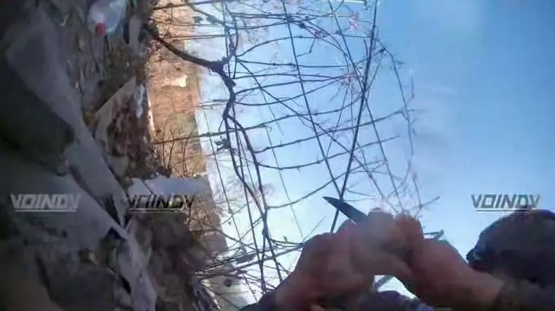 Ngày 2/1, phía Nga công khai thông tin một binh sĩ Nga đến từ Viễn Đông, thuộc chủng tộc da vàng, tóc đen, đã tiêu diệt một người lính Ukraine trong chiến đấu bằng cách sử dụng dao, lựu đạn và các loại vũ khí khác với những người lính tinh nhuệ Ukraine.