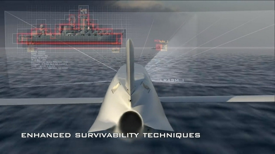 B-1B hiện cũng thường xuyên thực hành sử dụng tên lửa LRASM chống lại các mục tiêu trên biển. Trong cuộc hành quân ngày 19/10 vừa qua, hai máy bay ném bom B-1B đã bay qua vùng trời quốc tế trên Biển Đen trước khi quay trở lại căn cứ Fairford.