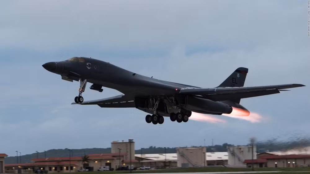 Nhưng rõ ràng oanh tạc cơ B-1B vẫn cần phải làm gì đó trong vài năm cuối phục vụ? đó là phương tiện mang tên lửa chống hạm tàng hình, để đe dọa hạm đội của đối phương. Các cuộc tập trận thường xuyên của Không quân Mỹ ở Biển Đen trong những năm gần đây, đã làm nổi bật tính năng của loại máy bay ném bom “cánh cụp, cánh xòe” này, đối với các cuộc tấn công trên biển.