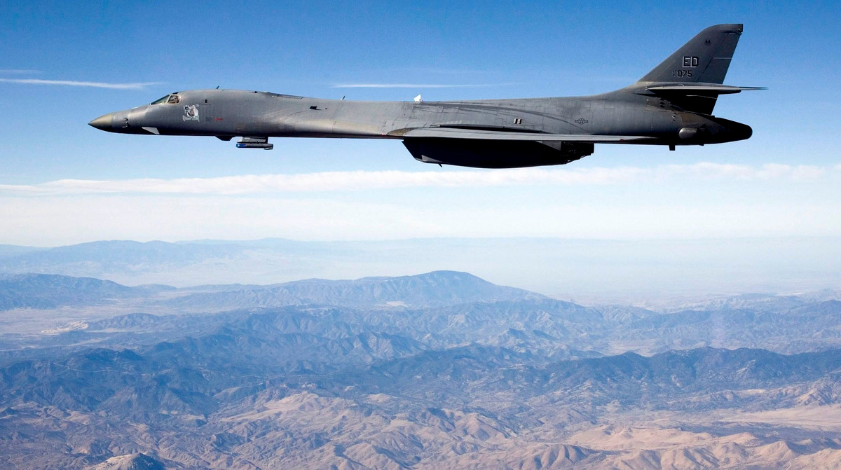 Đồng thời, nhiệm vụ chiến đấu của B-1B cũng bắt đầu thay đổi. Sau khi bay trên sa mạc và vùng núi trong 20 năm, trọng tâm của B-1B chuyển hướng về đại dương. B-1B có tầm bay 8.000 km và trọng tải 25 tấn, là lựa chọn lý tưởng cho các nhiệm vụ hành trình trên biển.