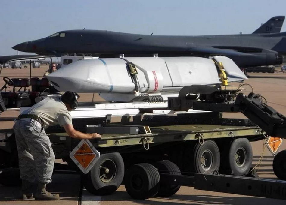 Khi đó, hai máy bay chiến đấu Su-30 của Nga đã xuất kích từ bán đảo Crimea để đánh chặn chiếc B-1B. Tuy nhiên, phía Nga cũng nói rõ rằng, hai chiếc B-1B không cố gắng đi vào không phận Nga.